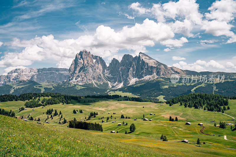 Alpe di Siusi与Sassolungo, Langkofel山脉群在Dolomites，意大利